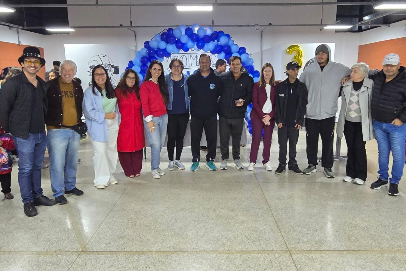 Casa da Juventude celebra 3 anos com quase 2 mil atendimentos em atividades 3 Equipe e parceiros da Casa da Juventude no aniversário de 3 anos - Divulgação PMI